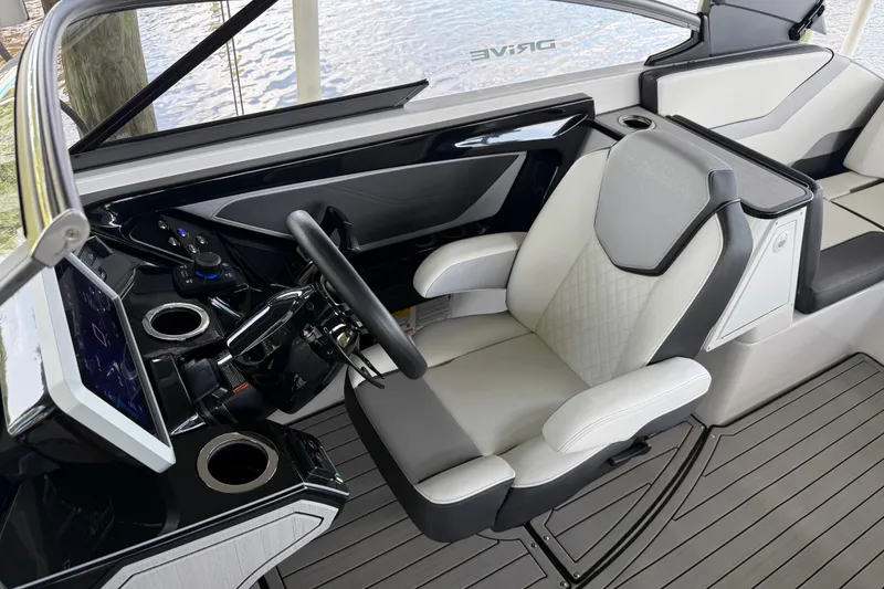 Slide: The Image of 2022 Yamaha Boats 252SD helm with modern steering and seating. - 34