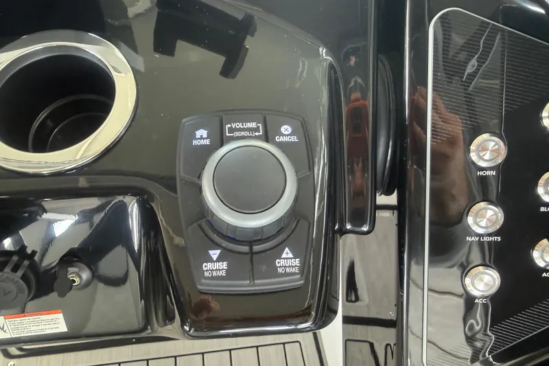 Slide: The Image of Control panel of 2022 Yamaha Boats 252SD featuring volume and cruise controls. - 44