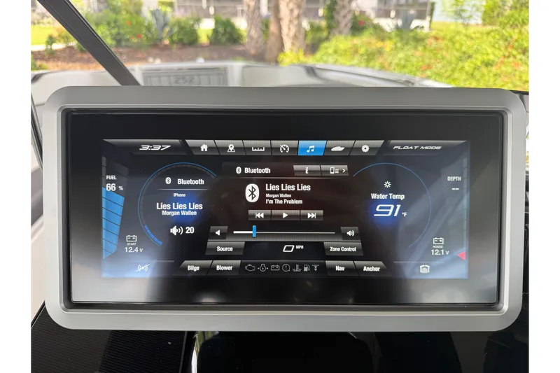 Slide: The Image of Yamaha Boats 2022 252SD dashboard display showing music and system information. - 41