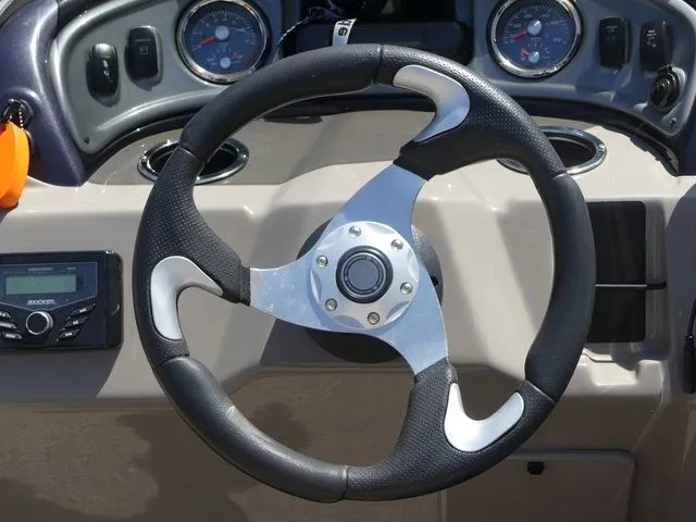 Slide: The Image of Sun Tracker Bass Buggy 18 DLX 2021 - 39