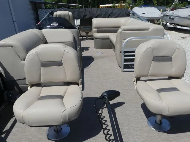 Slide: The Image of Sun Tracker Bass Buggy 18 DLX 2021 - 15