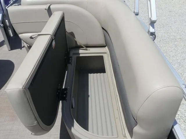 Slide: The Image of Sun Tracker Bass Buggy 18 DLX 2021 - 69