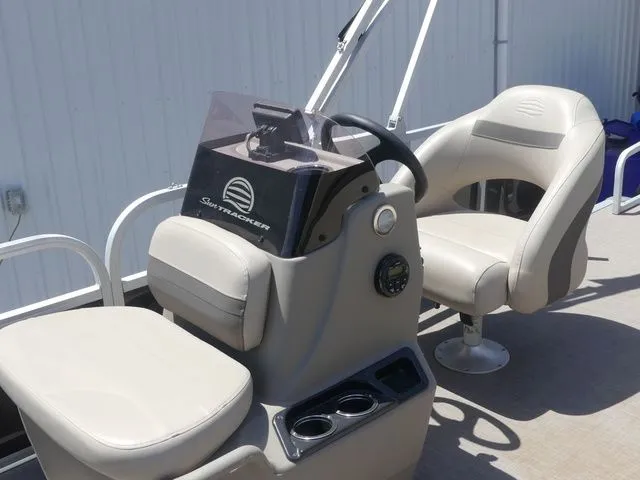 Slide: The Image of Sun Tracker Bass Buggy 18 DLX 2021 - 55