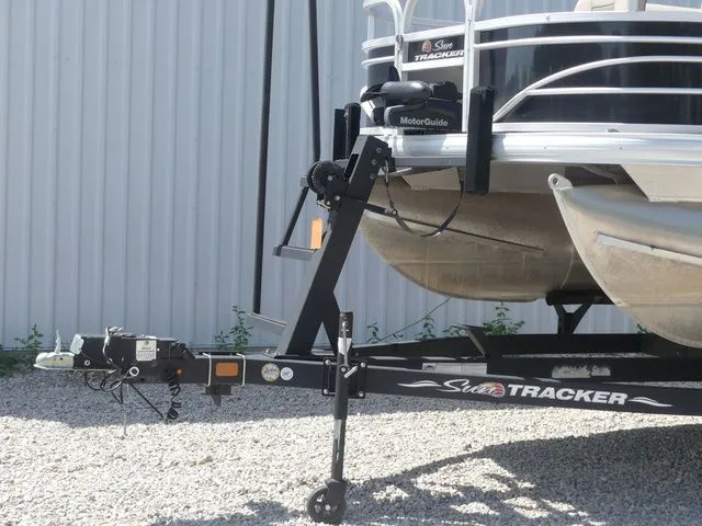 Slide: The Image of Sun Tracker Bass Buggy 18 DLX 2021 - 10