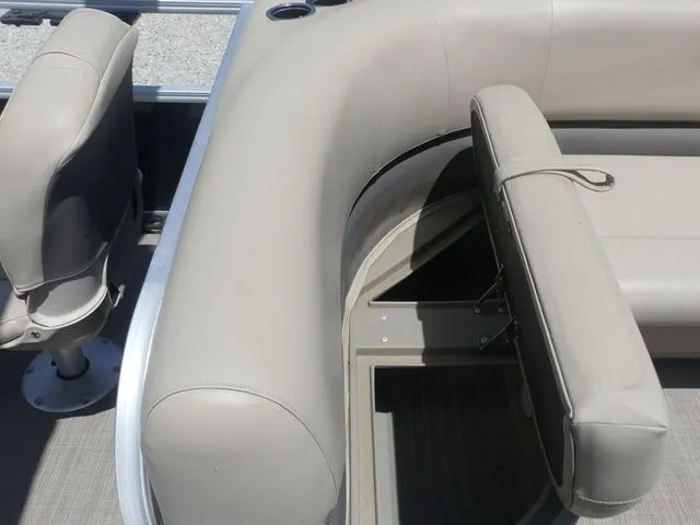 Slide: The Image of Sun Tracker Bass Buggy 18 DLX 2021 - 70