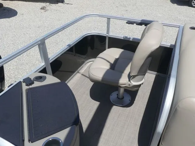 Slide: The Image of Sun Tracker Bass Buggy 18 DLX 2021 - 57