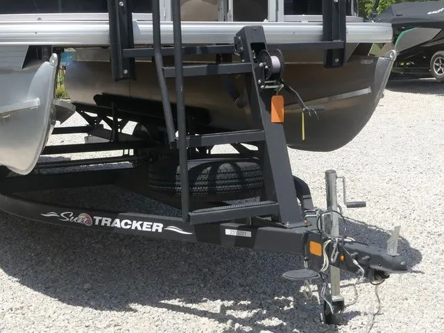 Slide: The Image of Sun Tracker Bass Buggy 18 DLX 2021 - 50