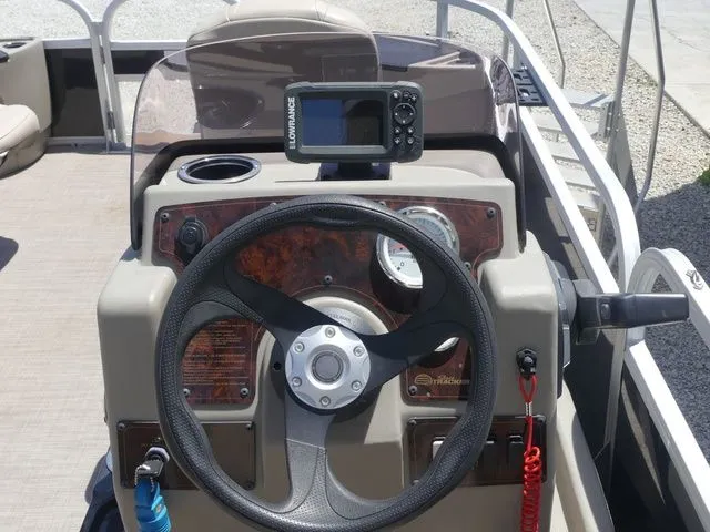 Slide: The Image of Sun Tracker Bass Buggy 18 DLX 2021 - 62