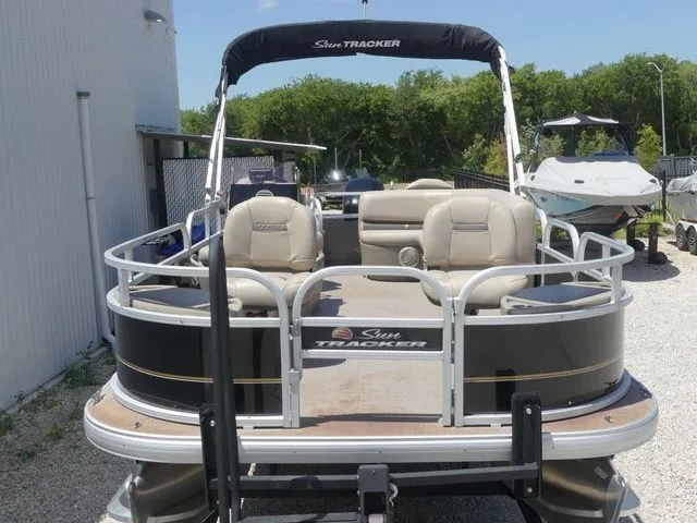 Slide: The Image of Sun Tracker Bass Buggy 18 DLX 2021 - 52