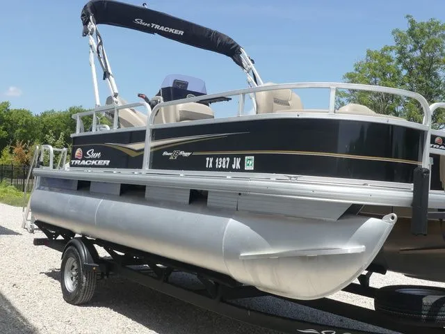 Slide: The Image of Sun Tracker Bass Buggy 18 DLX 2021 - 42