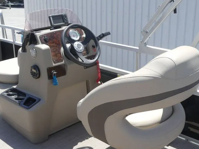 Slide: The Image of Sun Tracker Bass Buggy 18 DLX 2021 - 60