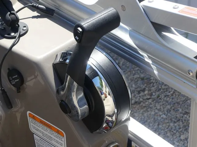 Slide: The Image of Sun Tracker Bass Buggy 18 DLX 2021 - 41