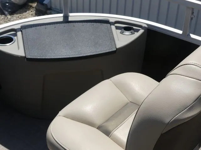 Slide: The Image of Sun Tracker Bass Buggy 18 DLX 2021 - 26
