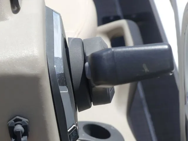 Slide: The Image of Sun Tracker Bass Buggy 18 DLX 2021 - 65