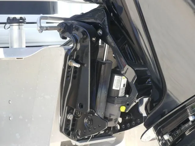 Slide: The Image of Sun Tracker Bass Buggy 18 DLX 2021 - 45