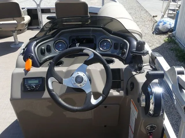 Slide: The Image of Sun Tracker Bass Buggy 18 DLX 2021 - 38