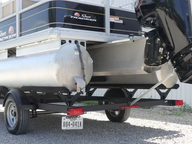 Slide: The Image of Sun Tracker Bass Buggy 18 DLX 2021 - 44