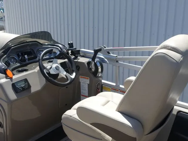 Slide: The Image of Sun Tracker Bass Buggy 18 DLX 2021 - 23