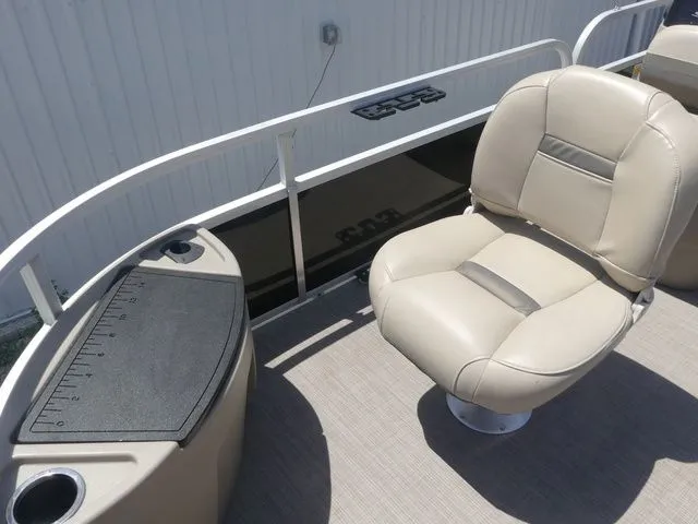 Slide: The Image of Sun Tracker Bass Buggy 18 DLX 2021 - 54