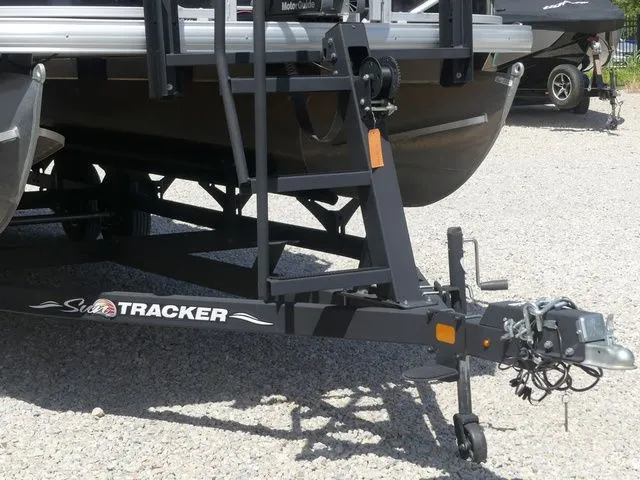Slide: The Image of Sun Tracker Bass Buggy 18 DLX 2021 - 11