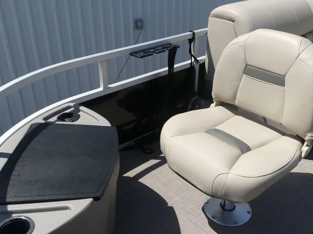 Slide: The Image of Sun Tracker Bass Buggy 18 DLX 2021 - 17