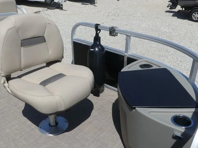Slide: The Image of Sun Tracker Bass Buggy 18 DLX 2021 - 16