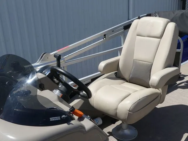 Slide: The Image of Tracker FISHIN BARGE 22DLX 2022 - 20
