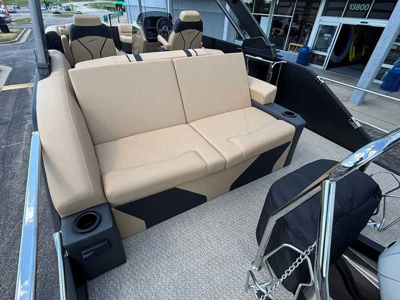 Slide: The Image of Evotti 723 CS 2027: Luxurious seating with beige upholstery and black accents, integrated cup holders. - 30