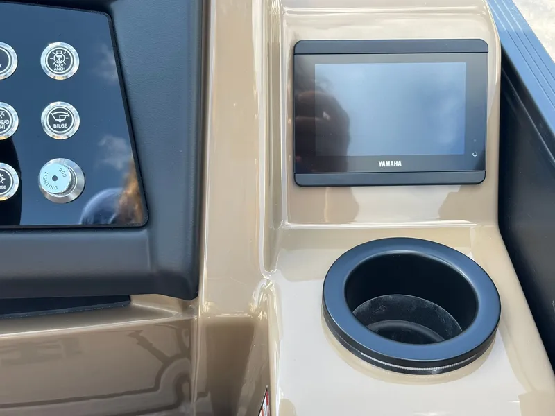 Slide: The Image of The image shows the dashboard of an Evotti 723 CS with a Yamaha screen and a cup holder. - 22
