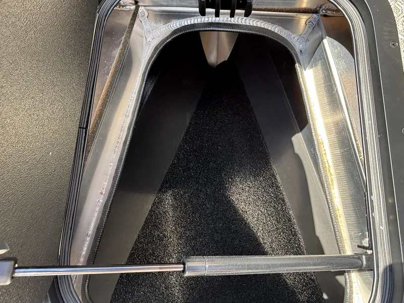 Slide: The Image of Evotti 723 CS 2027: Carpeted storage compartment with gas strut support. - 14