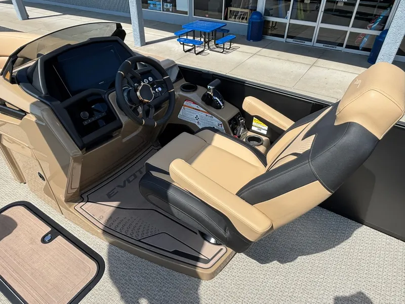 Slide: The Image of Evotti 723 CS 2027: Luxurious helm with leather seat and modern dashboard. - 18