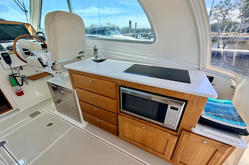 Slide: The Image of 2018 Back Cove 32 “LA PATRONA” Offered by Northstar Yacht Sales - Please Contact: Chris Carney, CPYB at 401-633-2070 - 10