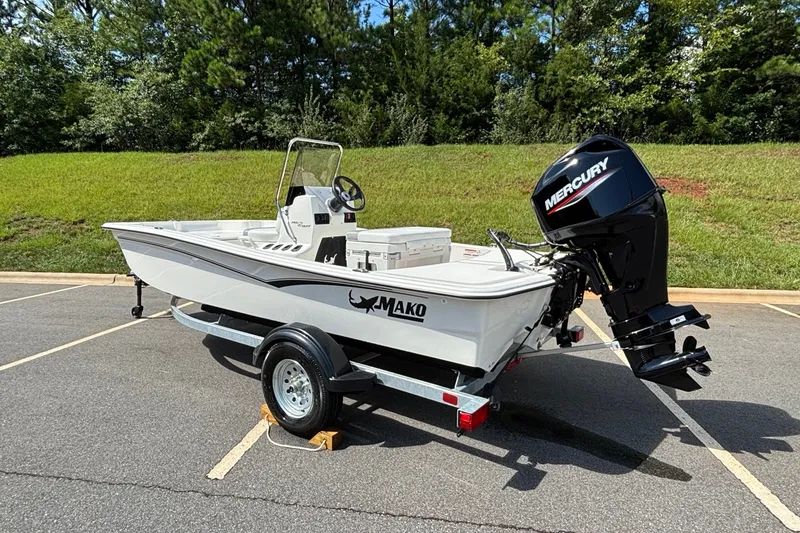 Slide: The Image of 2026 Mako Pro Skiff 15 CC boat with Mercury engine on trailer. - 4