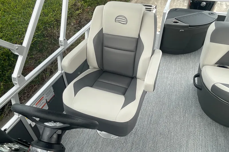 Slide: The Image of Captain's chair on 2026 Sun Tracker Bass Buggy 18 DLX pontoon boat. - 12