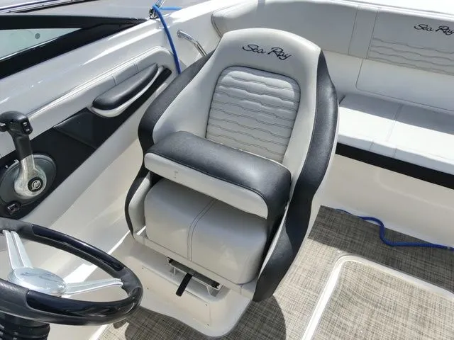 Slide: The Image of Interior of a 2021 Sea Ray SPX 190 Outboard featuring a cushioned captain's chair. - 9