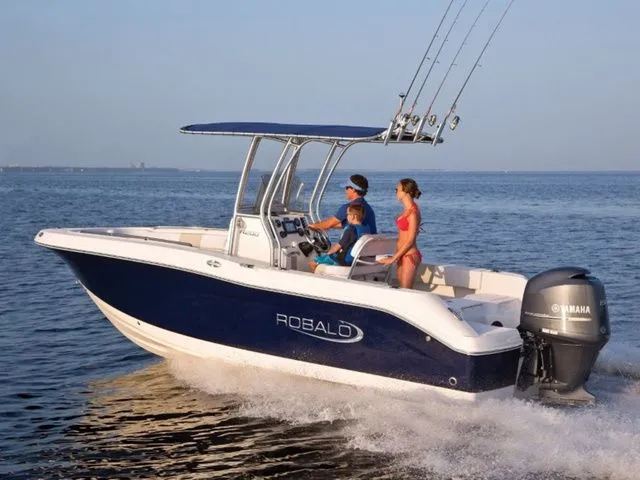 The Image of Robalo R200 Center Console 2019 - 1