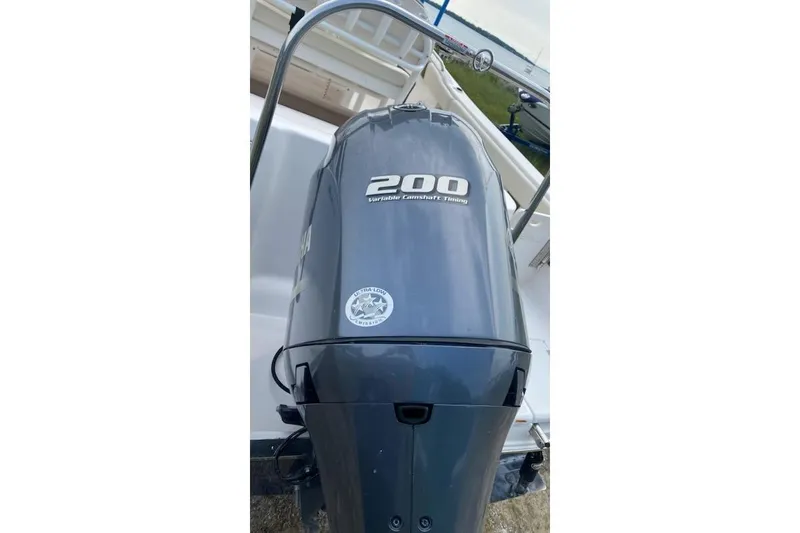 Slide: The Image of 2017 Robalo R222 Center Console with Yamaha 200 outboard engine. - 10