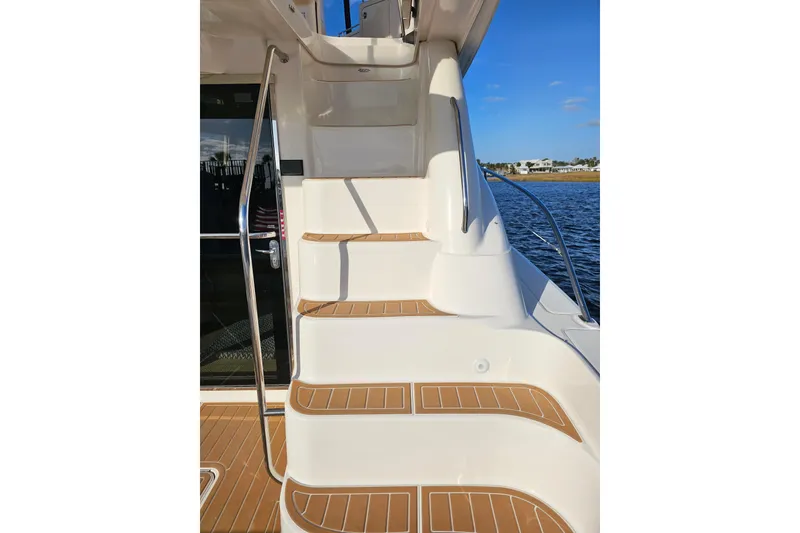 Slide: The Image of Staircase on 2006 Sea Ray 580 Sedan Bridge yacht with ocean view. - 8