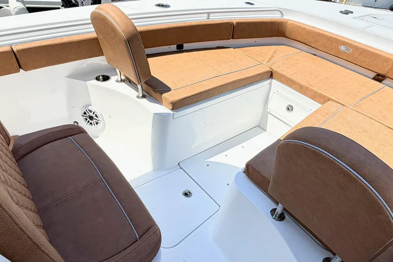 Slide: The Image of Luxurious seating area on 2027 Sea Hunt Ultra 275 SE boat. - 22