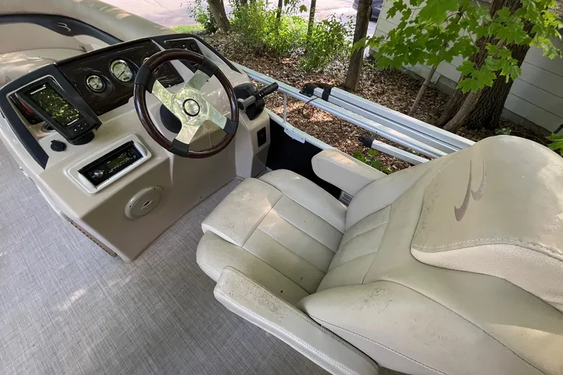 Slide: The Image of Steering console of a 2016 Bennington SX 20 boat with beige seating. - 10