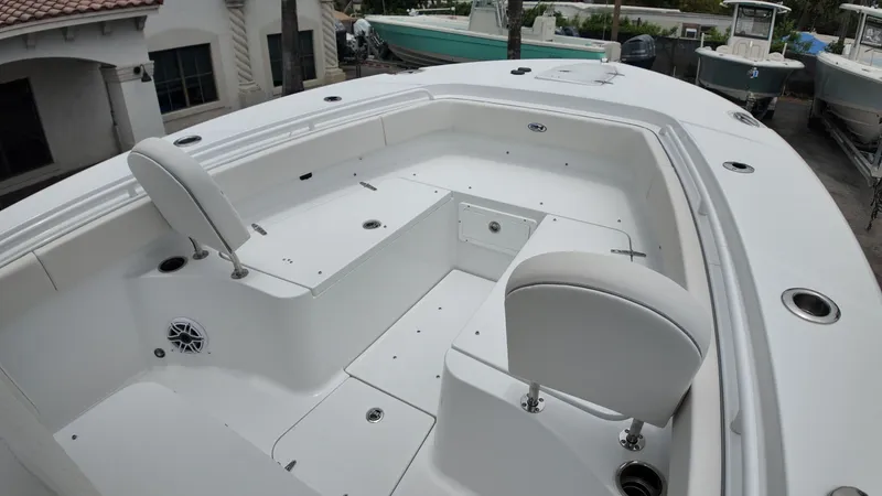 Slide: The Image of The image shows the spacious deck of a Sea Hunt Ultra 265 SE boat. - 35