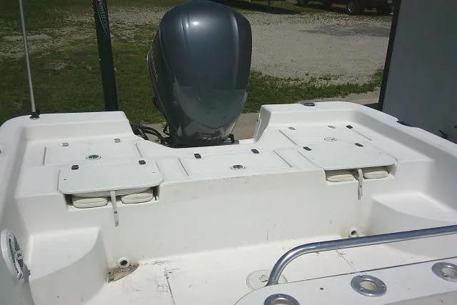 Slide: The Image of 2006 SeaChaser 250 BAYRUNNER boat with outboard motor, rear deck view. - 14