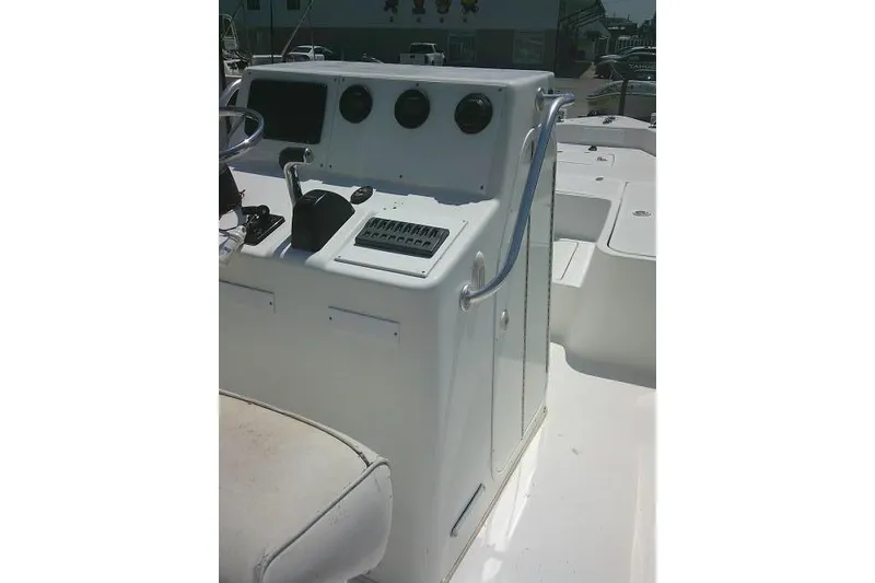 Slide: The Image of 2006 SeaChaser 250 BAYRUNNER boat console with steering wheel and controls. - 19