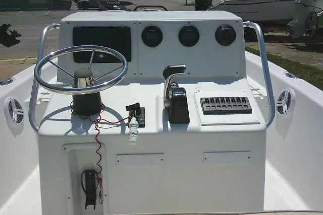 Slide: The Image of 2006 SeaChaser 250 BAYRUNNER boat console with steering wheel and control panel. - 17