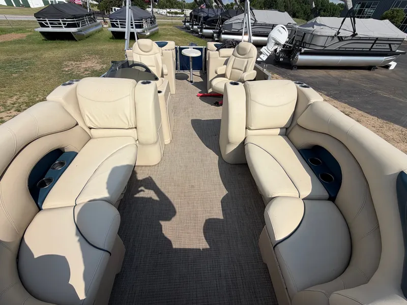 Slide: The Image of Interior of a 2018 Sylvan Mirage 8522 LZ Pontoon with beige seating. - 4