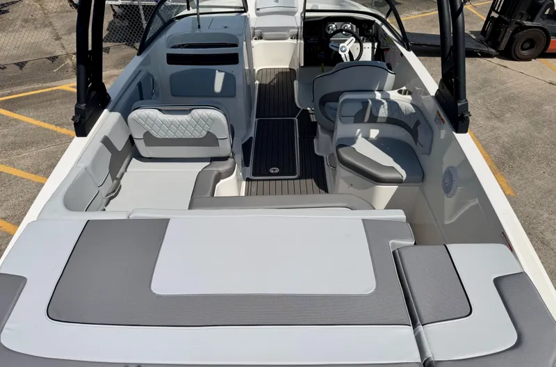 Slide: The Image of Bayliner VR6 2024 - 5