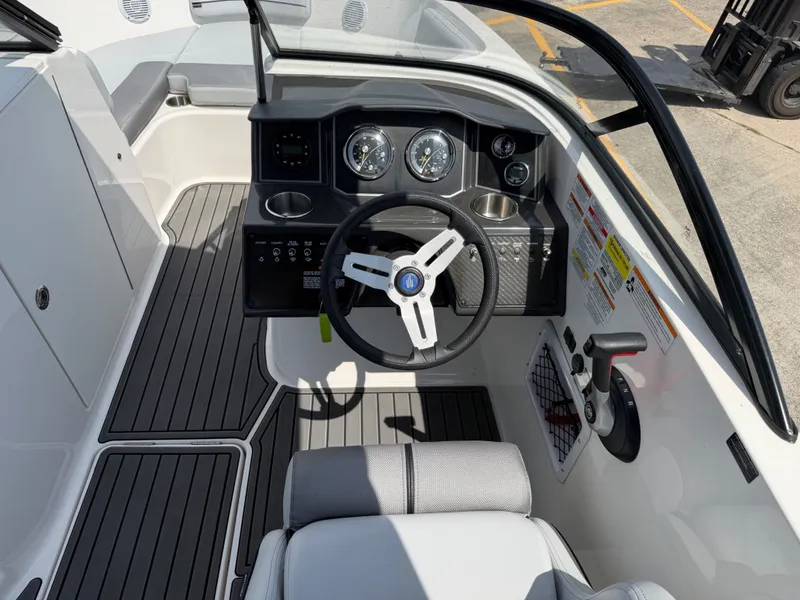 Slide: The Image of Bayliner VR6 2024 - 7