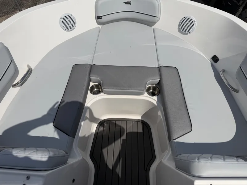 Slide: The Image of Bayliner VR6 2024 - 6