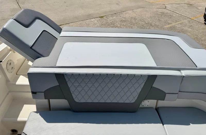 Slide: The Image of Bayliner VR6 2024 - 12