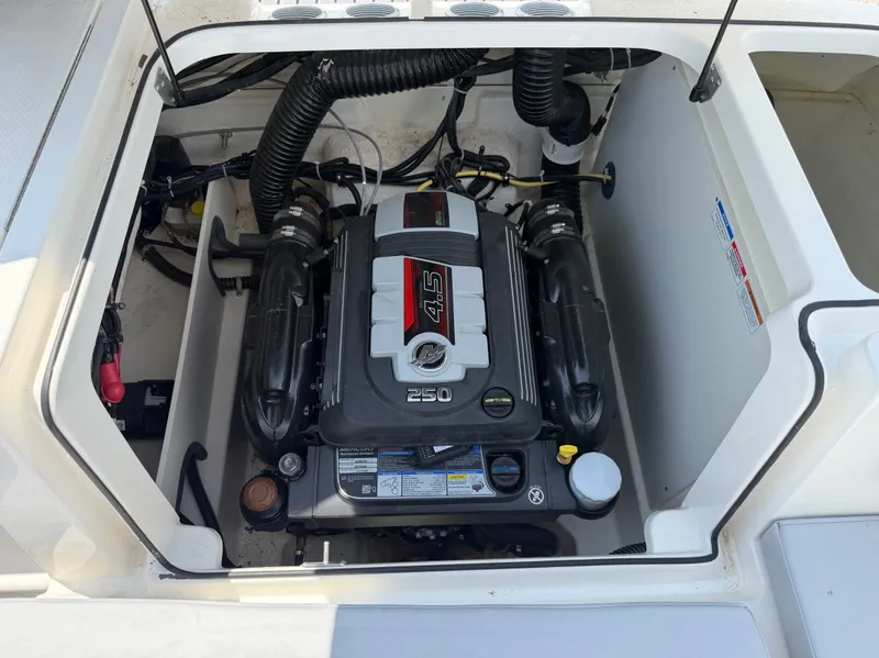 Slide: The Image of Bayliner VR6 2024 - 13